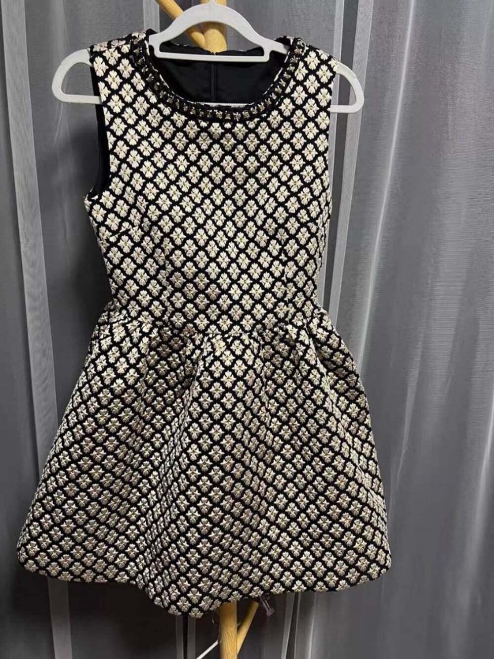Elegant Black‑Gold Floral Jacquard Sleeveless Cocktail Dress Beaded Trim